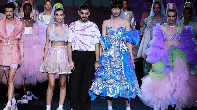 Por tres razones - Dominnico y Mans: jóvenes talentos de la moda - Escuchar ahora