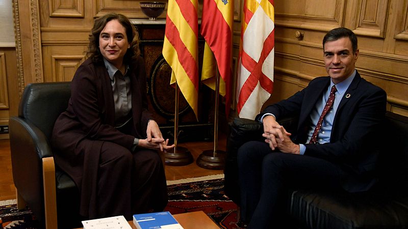 Boletines RNE - Pedro Sánchez, reunido con la alcaldesa de Barcelona, Ada Colau - Escuchar ahora