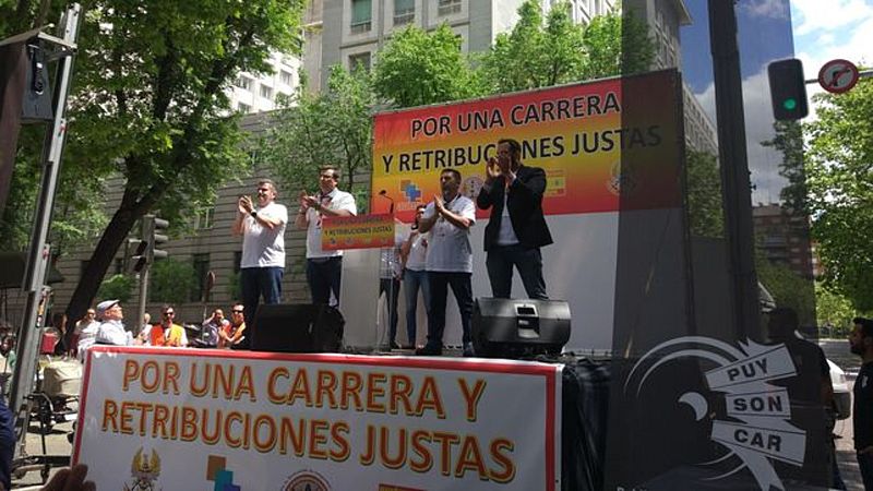 Los militares piden en la calle una ley única de carrera militar - Escuchar ahora