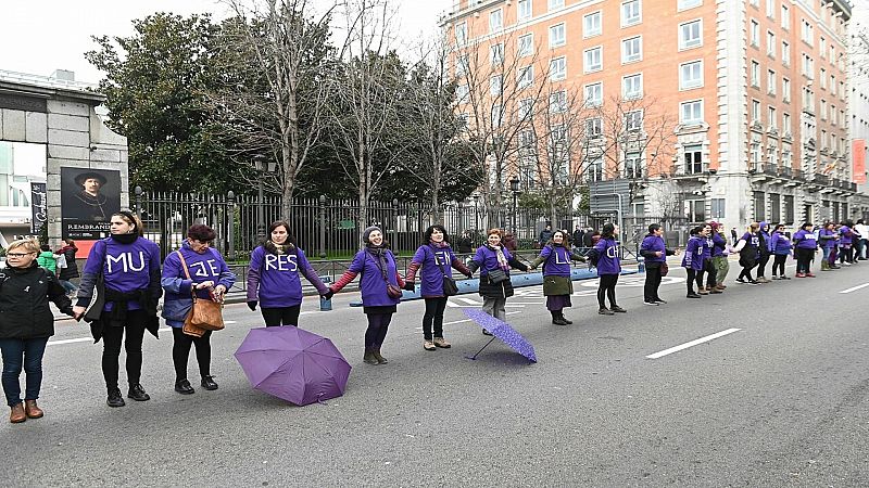 24 horas fin de semana - Una cadena humana de más de 7000 mujeres pistoletazo de salida del 8 -M - Escuchar ahora