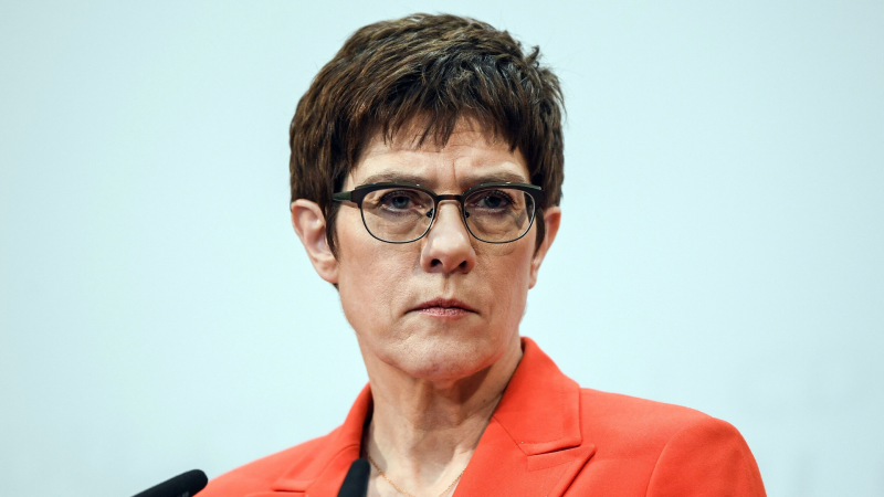 Boletines RNE - Kramp-Karrenbauer renuncia a suceder a Merkel por la crisis de Turingia - Escuchar ahora