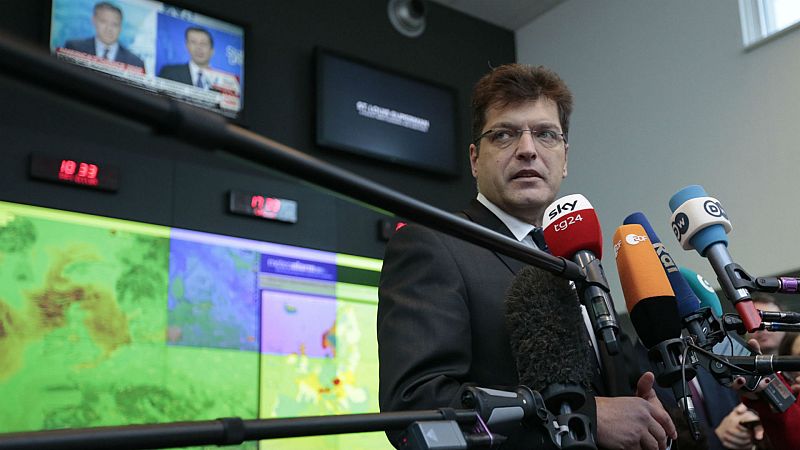 Boletines RNE - La UE advierte de la peligrosidad del coronavirus que se extiende fácilmente - Escuchar ahora