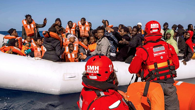 Boletines RNE - El buque Aita Mari espera un puerto seguro con más de cien personas a bordo - Escuchar ahora