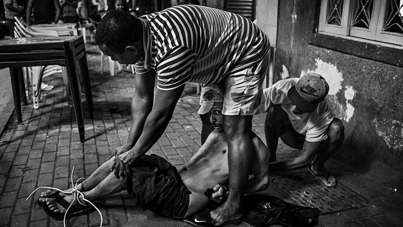 Emissão em português - Projeto audiovisual Cafuné mostra o Brasil em fotografias documentais - 10/02/20 - escuchar ahora