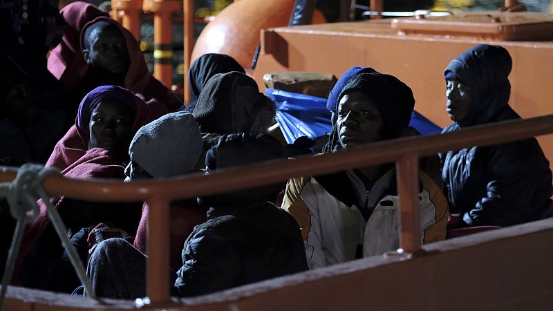 Boletines RNE - Rescatada una patera con 69 personas buscada en aguas malagueñas - Escuchar ahora
