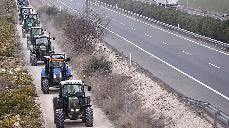 Boletines RNE - Una tractorada intenta cortar la A-92 cerca de Antequera - Escuchar ahora