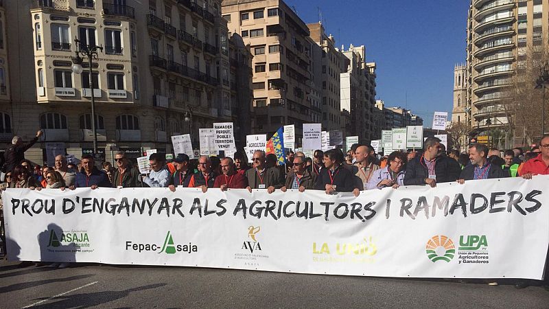 Boletines RNE - Los agricultores vuelven a la calle con el grito "el campo se ahoga" - Escuchar ahora