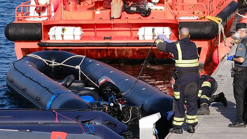 Boletines RNE - Salvamento busca 5 embarcaciones a la deriva con casi 150 personas a bordo en Canarias - Escuchar ahora