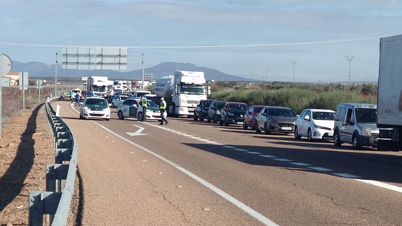 Boletines RNE - Los agricultores cortan la A-66 en Almendralejo, Badajoz - Escuchar ahora