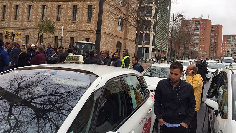 Boletines RNE - Los taxistas valencianos vuelven a protestar por los VTC - Escuchar ahora