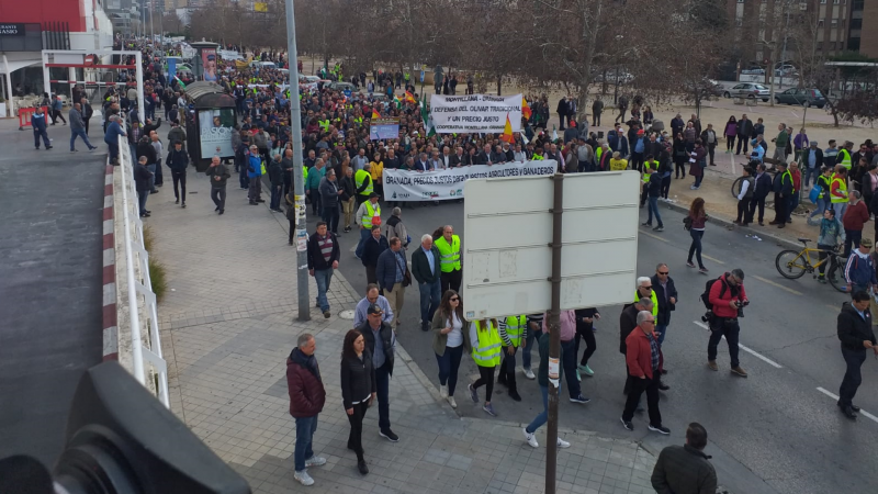 Boletines RNE - Las protestas de los agricultores irrumpe en el centro de Granada - Escuchar ahora