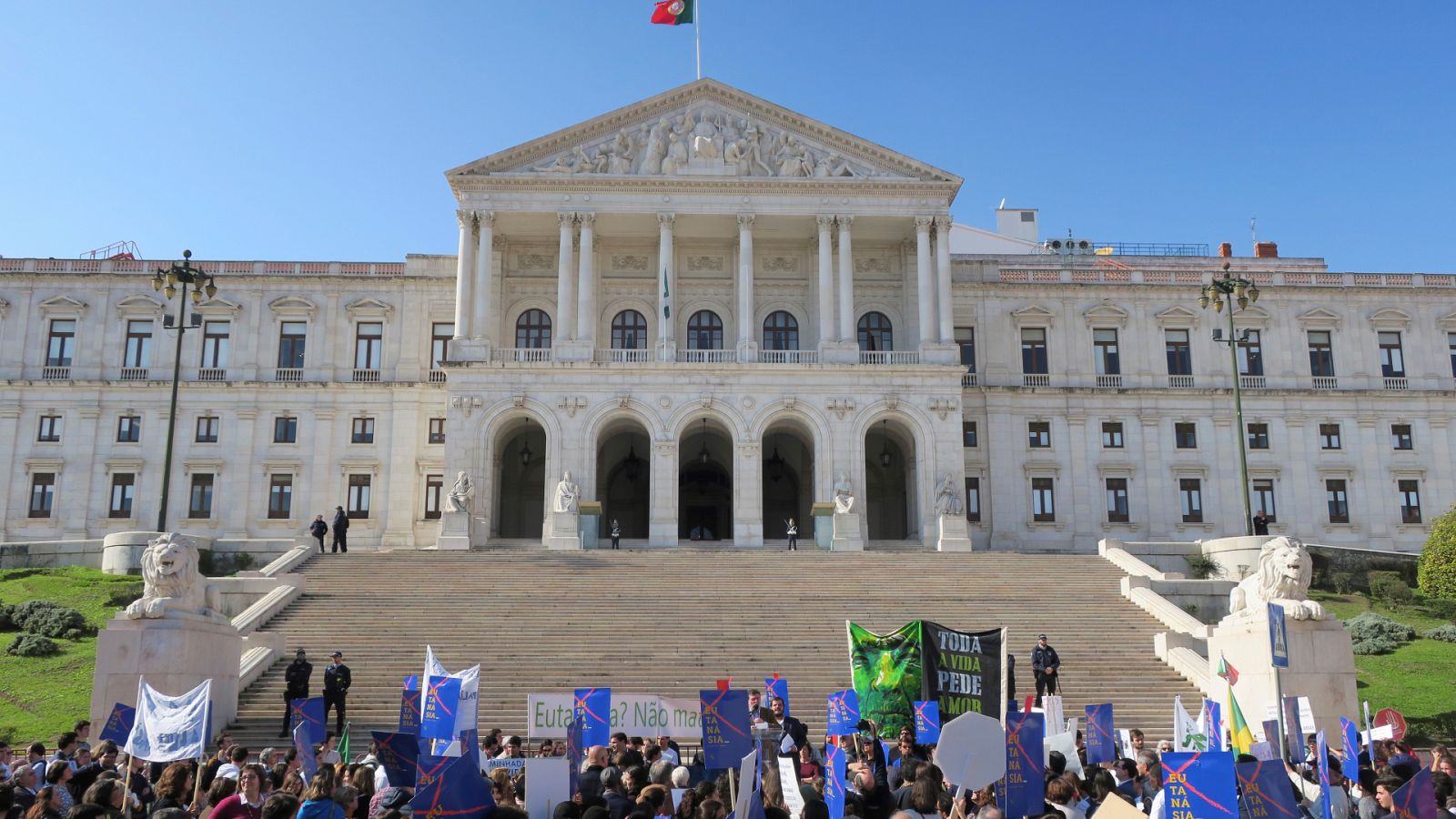 Boletines RNE - Portugal da el primer paso para despenalizar la eutanasia - Escuchar ahora
