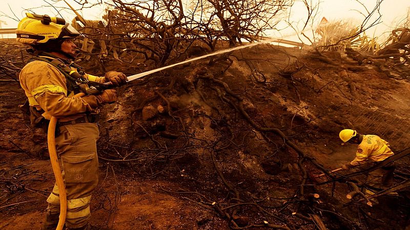 24 horas fin de semana - 20 horas - El viento dificulta la extinción de incencios y la calima paraliza aeropuertos en Canarias - Escuchar ahora