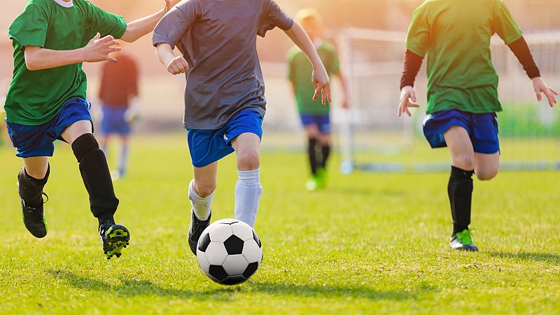  14 horas - Prohíben los cabezazos al balón en el fútbol base británico - Escuchar ahora