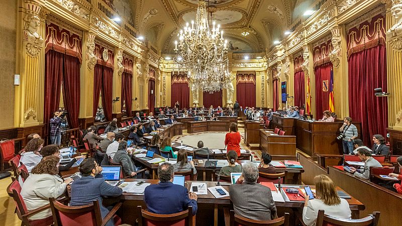 14 horas - Una mujer interrumpe el Pleno del Parlament Balear y pide justicia para los menores abusados - Escuchar ahora