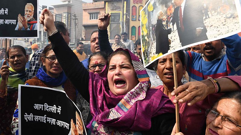 Boletines RNE - Las protestas sociales en Nueva Delhi dejan ya más de 30 muertos - Escuchar ahora