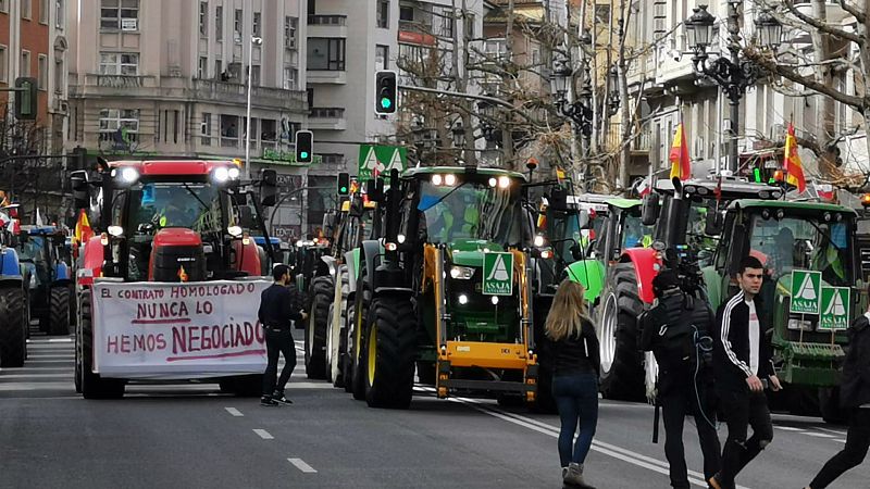  Boletines RNE - Miles de agricultores y ganaderos salen a las calles de León y Santander para exigir medidas para el sector - Escuchar ahora