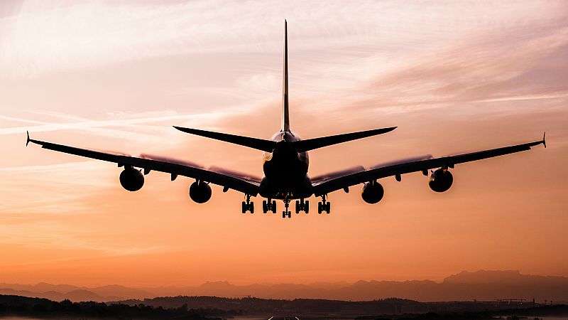 Boletines RNE - Hacienda planea gravar los billetes de avión para luchar contra el cambio climático - Escuchar ahora