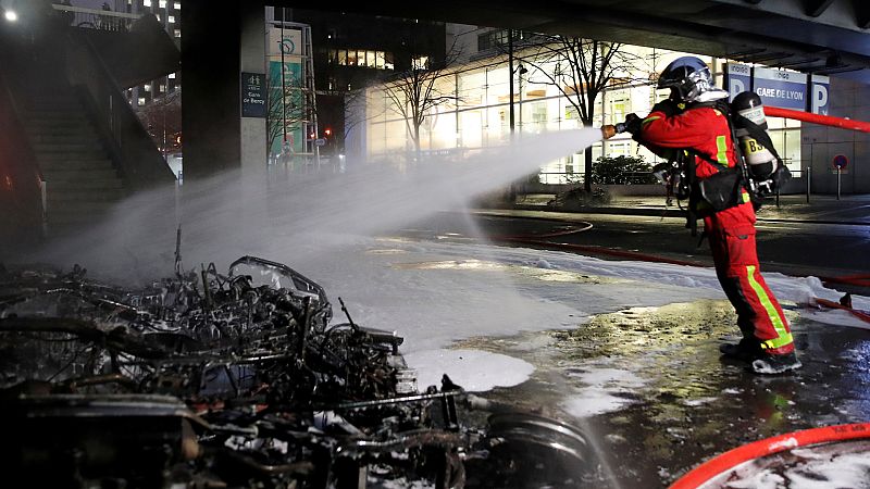  Boletines RNE - Disturbios en París: hay un incendio en la estación de Lyon - Escuchar ahora