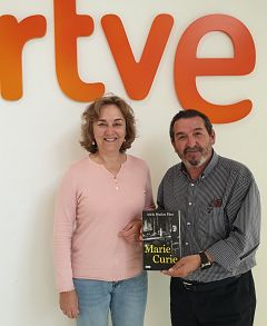 Biblioteca Pública - "Marie Curie". Adela Muñoz Páez rompe los clichés en torno a la primera mujer que obtuvo el Nobel en una detallada biografía