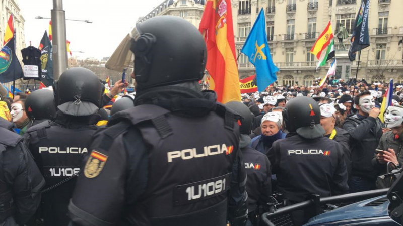 Boletines RNE - Policías y Guardias Civiles protestan para pedir equiparación con otros cuerpos - Escuchar ahora