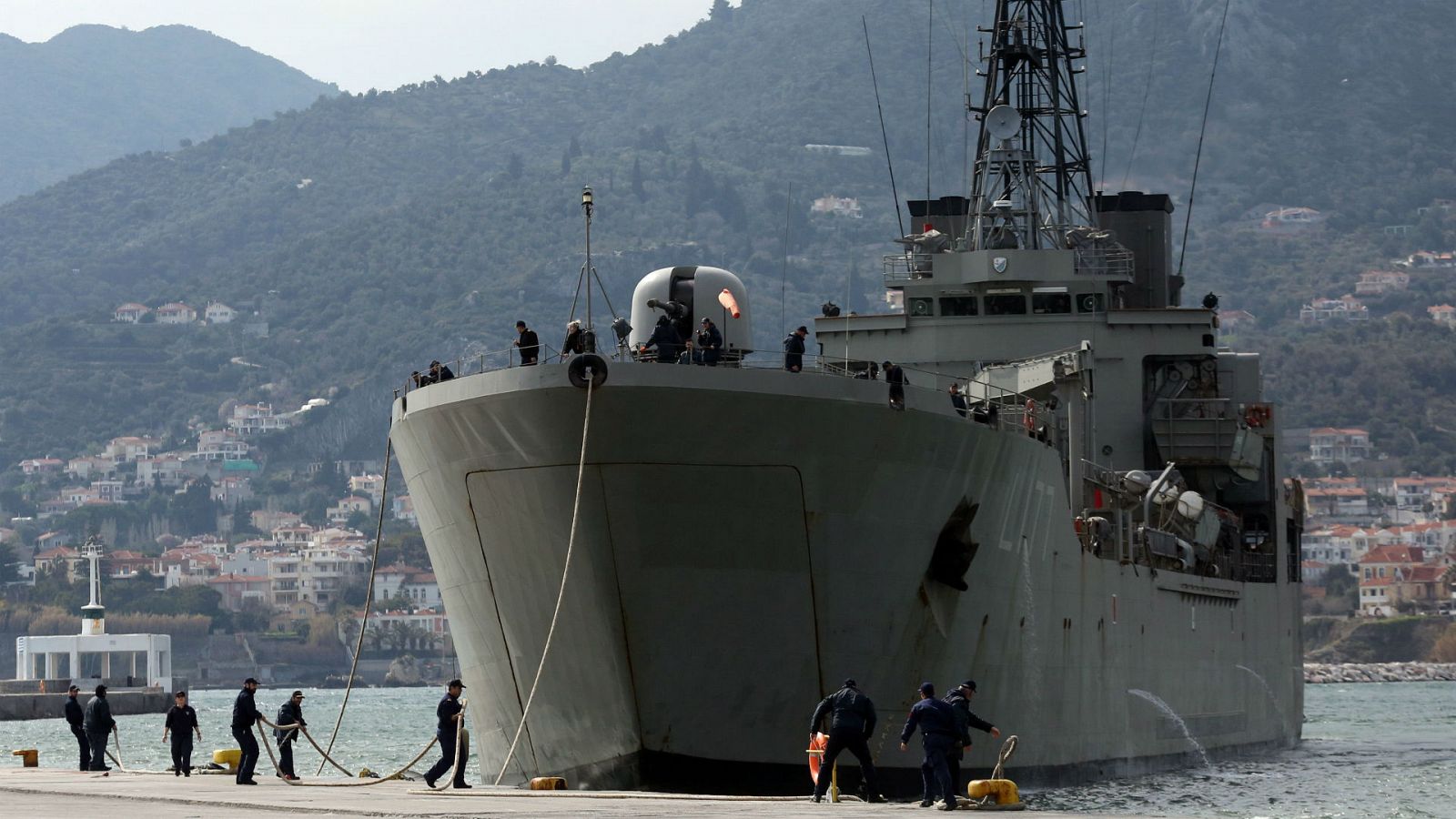 14 horas - Grecia lleva a los nuevos refugiados a un buque en un puerto de Lesbos