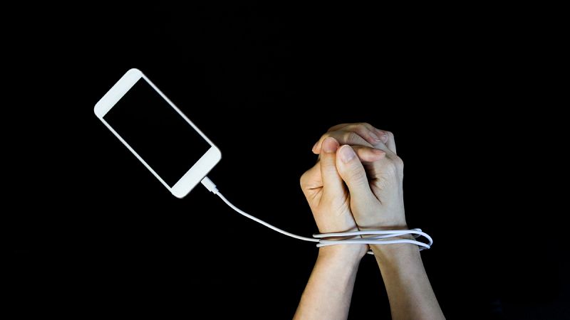 La adicci�n al m�vil no es comparable a otras patolog�as pero empieza a ser un problema en nuestra sociedad