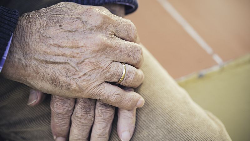 Boletines RNE - Madrid cierra durante un mes los centros de ocio para mayores - Escuchar ahora