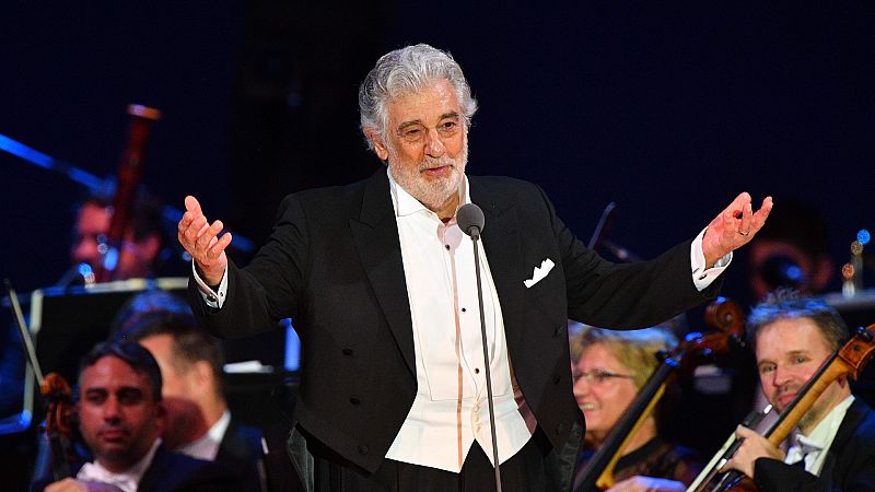 Boletines RNE - Plácido Domingo, fuera de la Royal Opera House de Londres - Escuchar ahora 