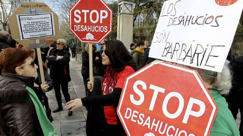 Boletines RNE - El Gobierno acuerda evitar los desahucios por impago de alquiler tras un pacto entre Iglesias y Calvo - Escuchar ahora