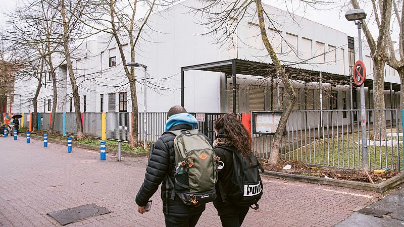 14 horas - Colegios, guarderías, institutos y universidades de Vitoria cierran durante 15 días por el coronavirus - Escuchar ahora 