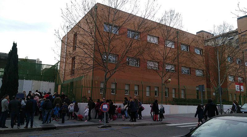  Las mañanas de RNE con Íñigo Alfonso - Incertidumbre entre padres, madres y profesorado a las puertas de un colegio de Madrid - Escuchar ahora
