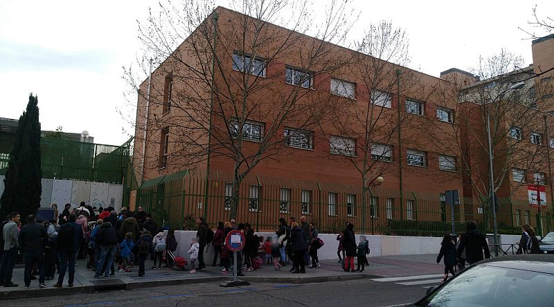 Las mañanas de RNE con Íñigo Alfonso - Incertidumbre entre padres, madres y profesorado a las puertas de un colegio de Madrid - Escuchar ahora