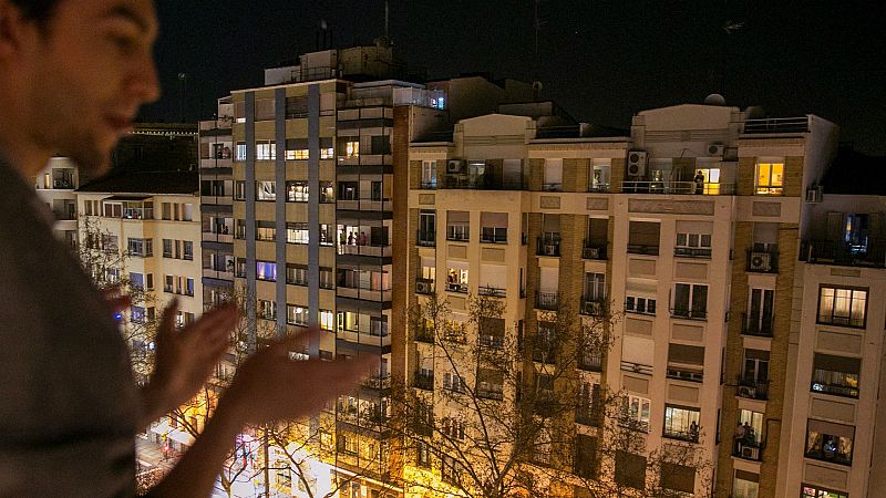 24 horas Fin de Semana - Los ciudadanos homenajean desde sus balcones al personal sanitario - Escuchar ahora