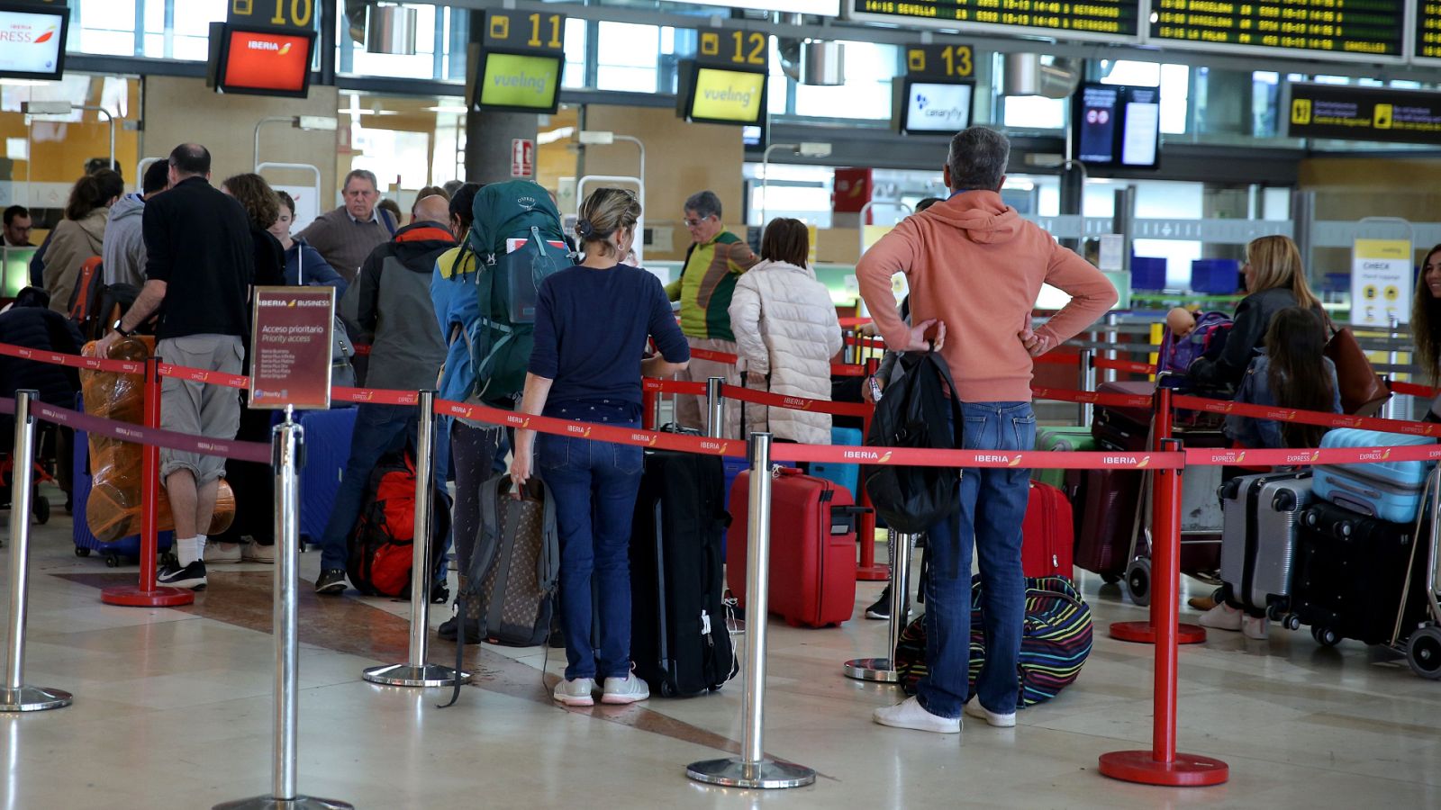  Boletines RNE - Bruselas planea restringir la entrada de extranjeros durante 30 días - Escuchar ahora