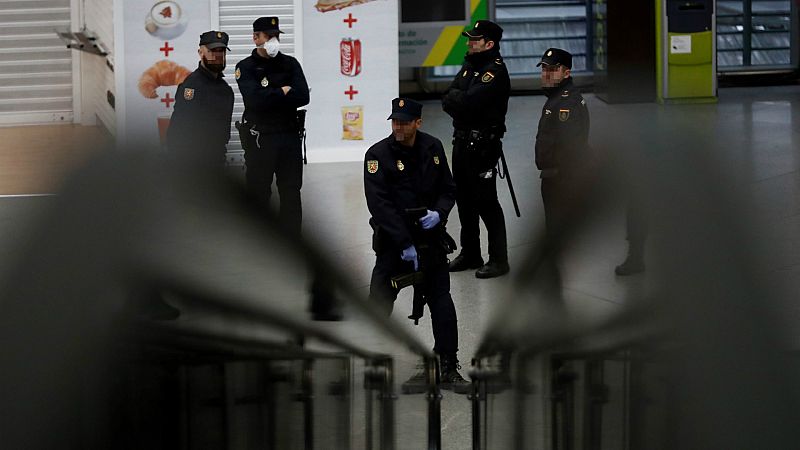 Boletines RNE - La Policía Nacional patrulla la estación de Atocha sin efectivos de la UME - Escuchar ahora