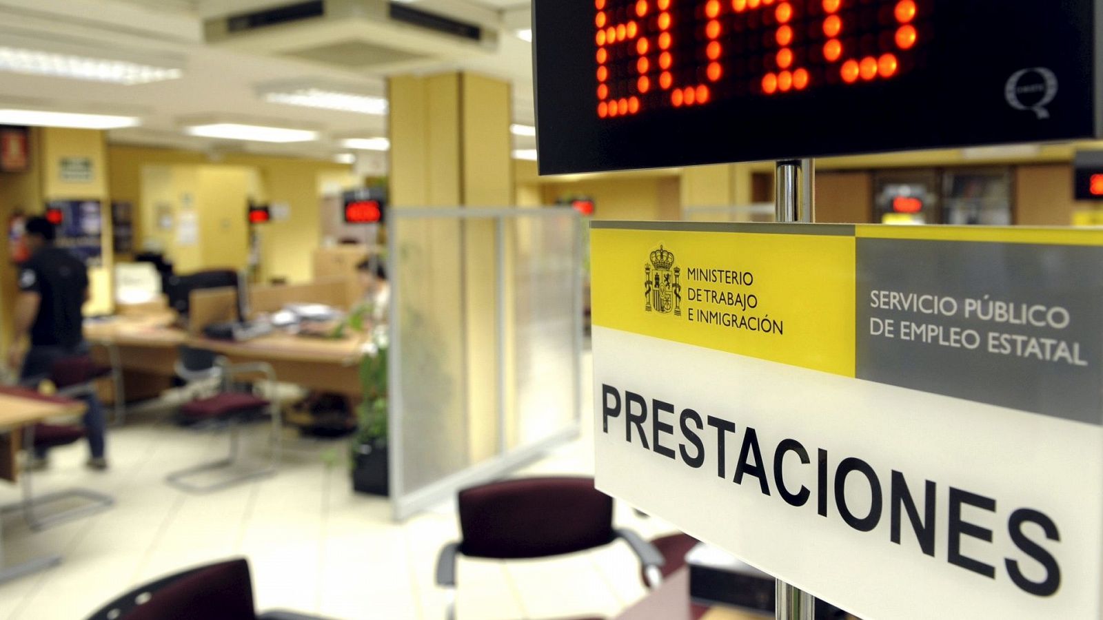 Boletines RNE - Marzo registra el mayor incremento del paro con 302.365 desempleados más - Escuchar ahora