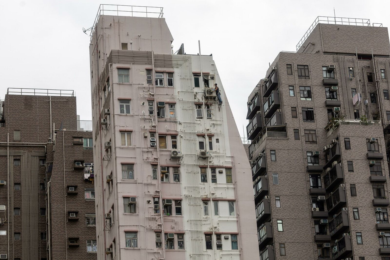  Todo Noticias Tarde - Confinados en 20 metros cuadrados - Escuchar ahora 