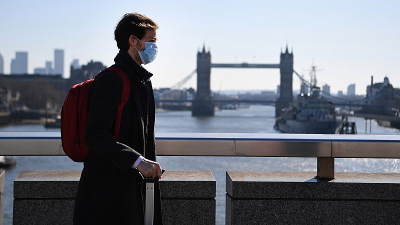 Boletines RNE - La pandemia se intensifica en Reino Unido: 980 decesos en un día, más que el peor dato de España e Italia - Escuchar ahora