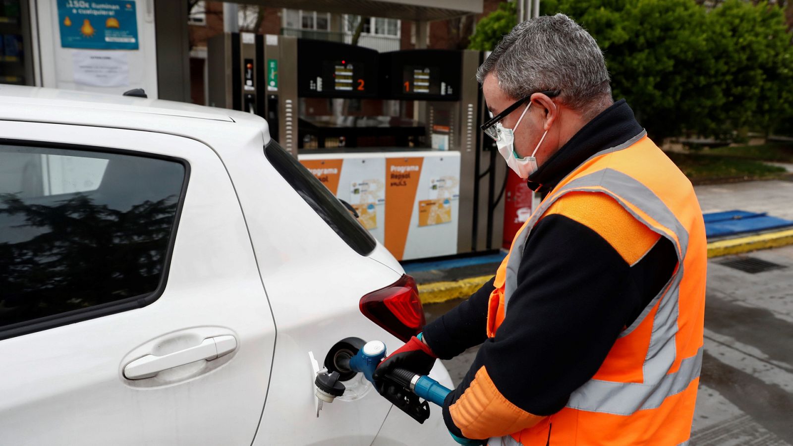 Boletines RNE - El Gobierno permite el cierre de buena parte de gasolineras aunque garantizando el suministro y la prestación del servicio - Escuchar ahora