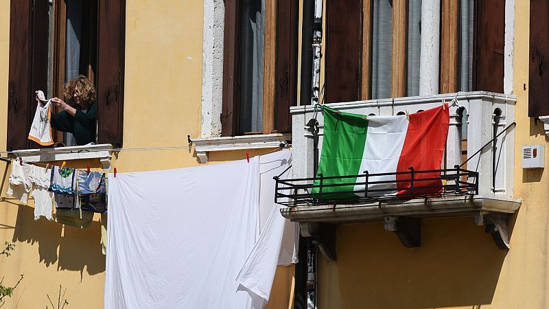 Boletines RNE - Italia registra cifras de récord: solo 355 nuevos casos de coronavirus y más de 2.500 curados - Escuchar ahora