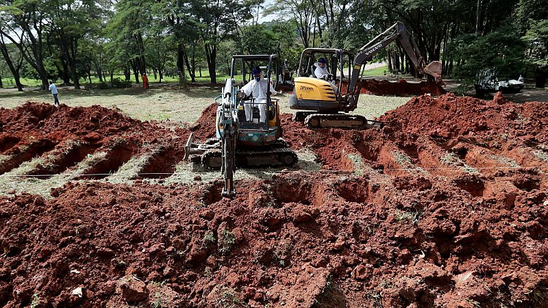 14 horas Fin de Semana - Una veintena de excavadoras en el cementerio de Sao Paulo para preparar un millar de tumbas - Escuchar ahora
