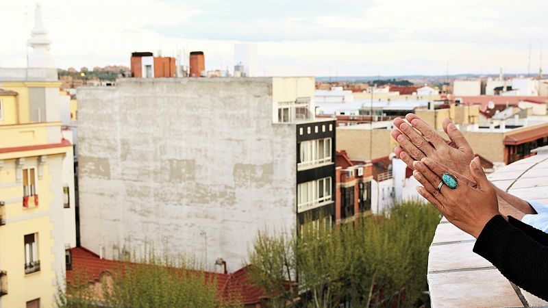  Las mañanas de RNE con Íñigo Alfonso - Dibujos, torrijas y mensajes de ánimo: vecinos que cuidan a sus cajeros y sanitarios - Escuchar ahora