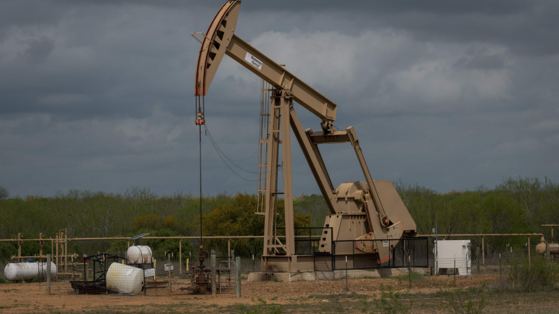 24 horas - Desplome histórico del petróleo: el barril de Texas cerró a -40 dólares - Escuchar ahora