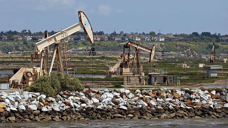 14 horas - ¿Por qué pagan por comprar petróleo? - Escuchar ahora