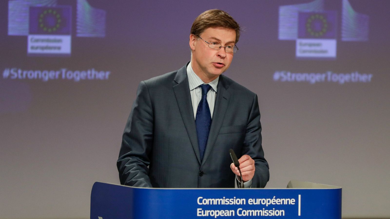 14 horas - Bruselas plantea suavizar las exigencias a los bancos para que presten más a familias y empresas - Escuchar ahora