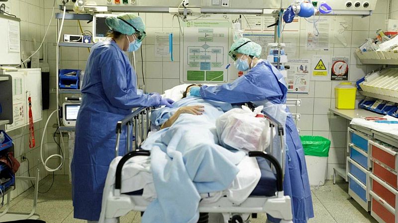  Boletines RNE - La cifra de fallecidos diarios vuelve a subir hasta los 325 y se registra el máximo de curados en un día - Escuchar ahora