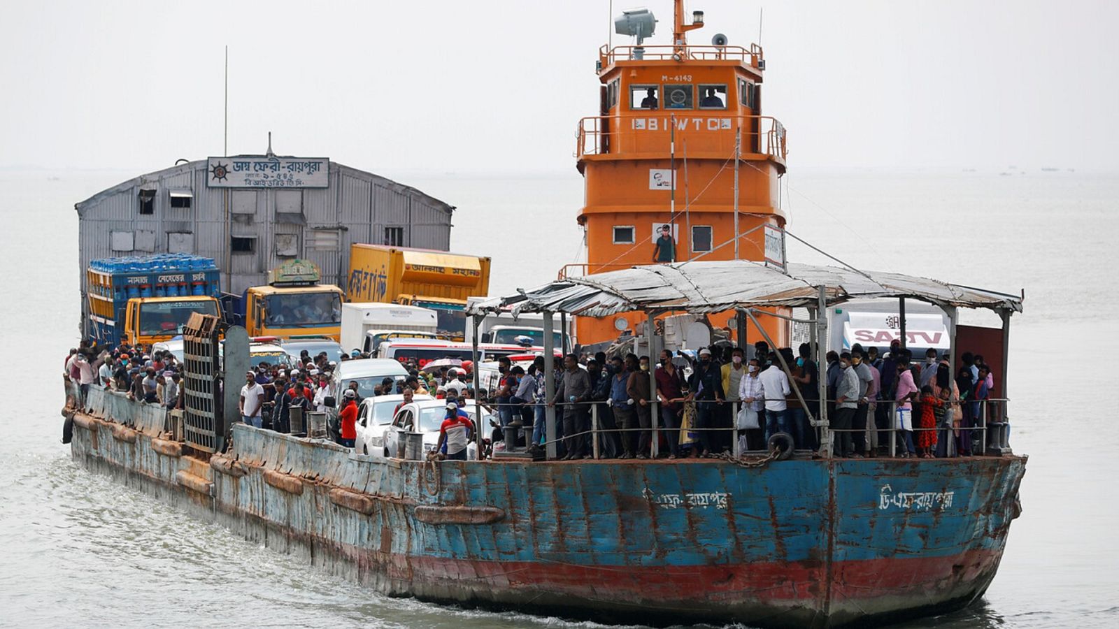 14 horas fin de semana - Decenas de rohingas a la deriva desde hace semanas porque les impiden desembarcar por el Covid-19 - Escuchar ahora