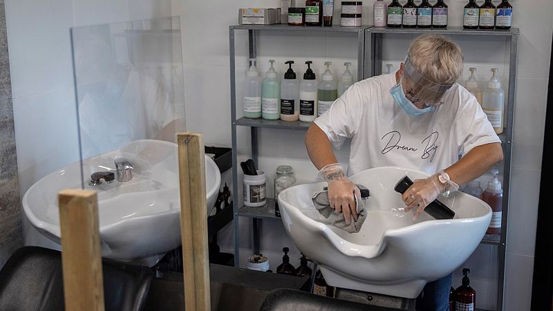14 horas Fin de Semana - Las peluquerías preparan su reapertura este lunes con quejas por la falta de medidas de protección - Escuchar ahora
