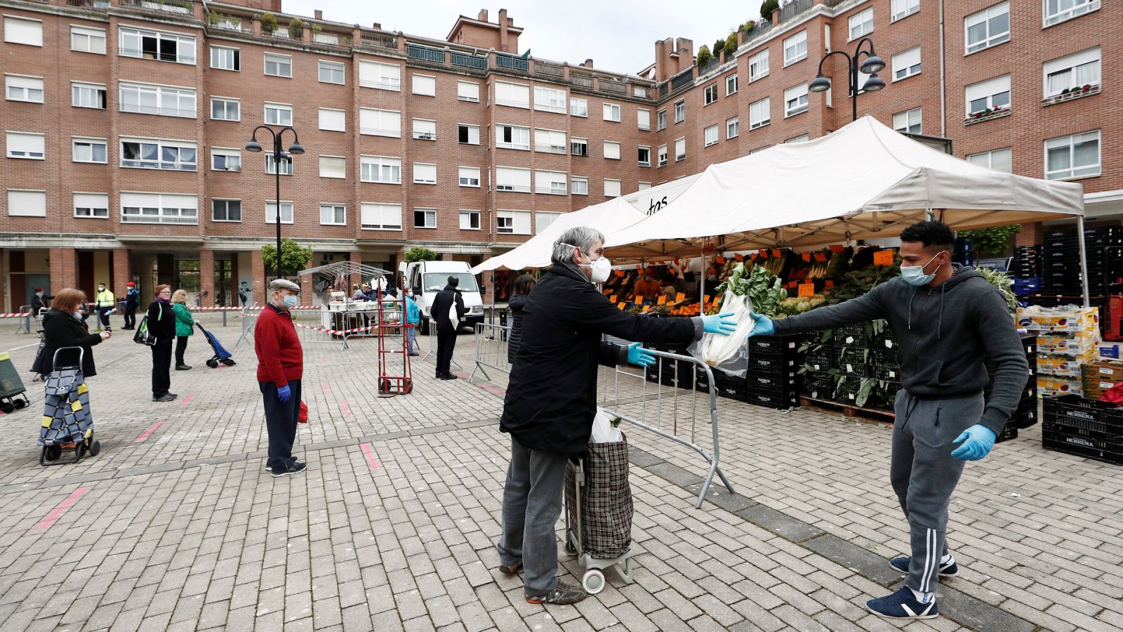 Boletines RNE - ¿Qué comercios podrán abrir en la Fase 1? - Escuchar ahora